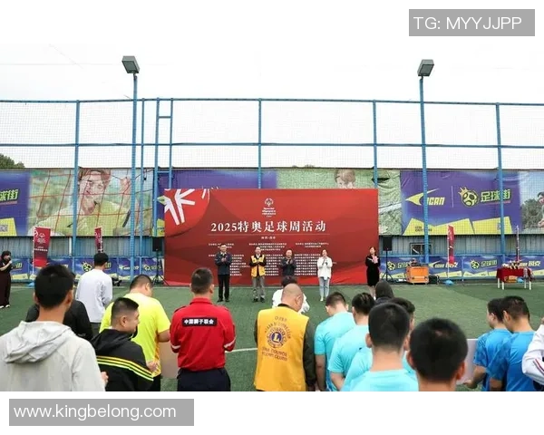 绿茵场上英姿飒爽闪耀光芒的足球巨星用实力赢得无数掌声