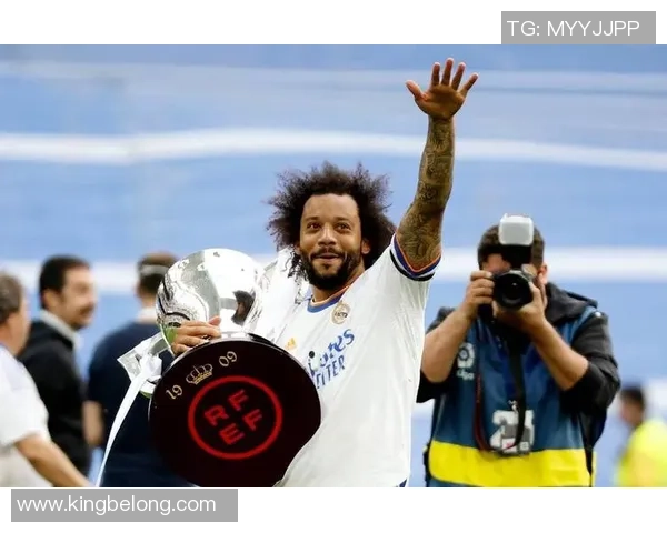 足球传奇落幕：回顾球星退役的辉煌时刻与未来之路