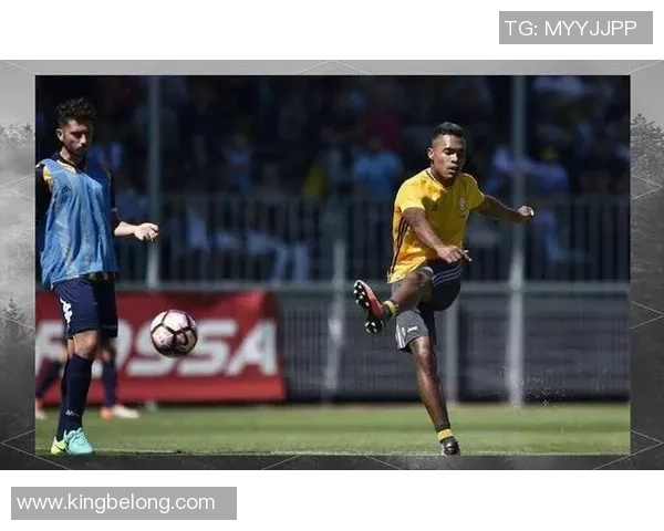 足球场上悠闲散步的球星引发热议其背后深层原因解析