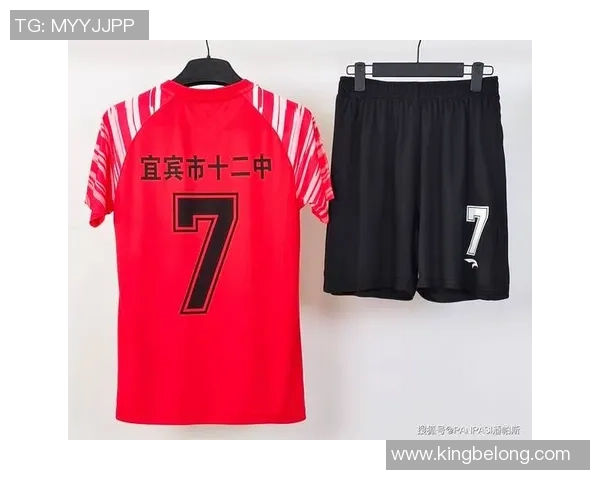 全新设计足球明星服装套装 时尚与运动完美融合彰显球场风采 全新设计足球明星服装套装 时尚与运动完美融合彰显球场风采