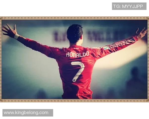 足球巨星C罗背影展现独特魅力，聚焦绿茵场上的传奇人生